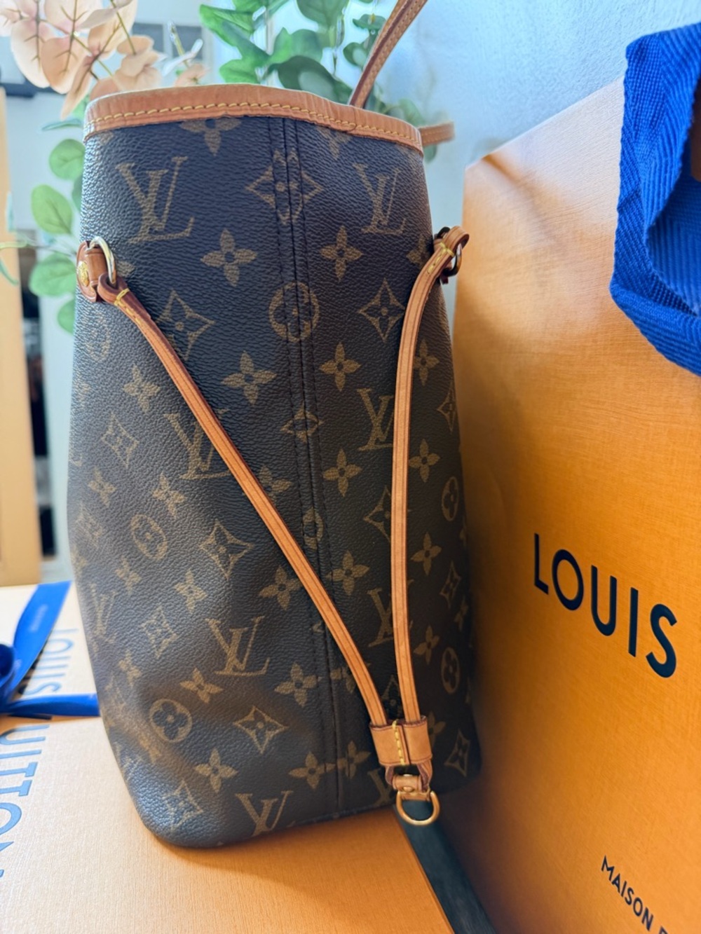 Authentic Louis Vuitton Neverfull MM Monogram Tote - Picture 4 of 16
